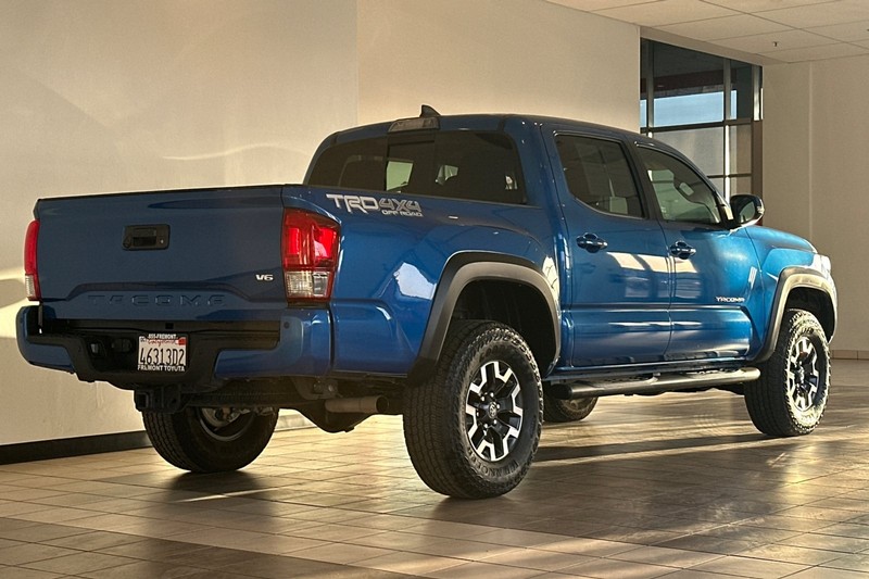 Toyota Tacoma Vehicle Full-screen Gallery Image 04