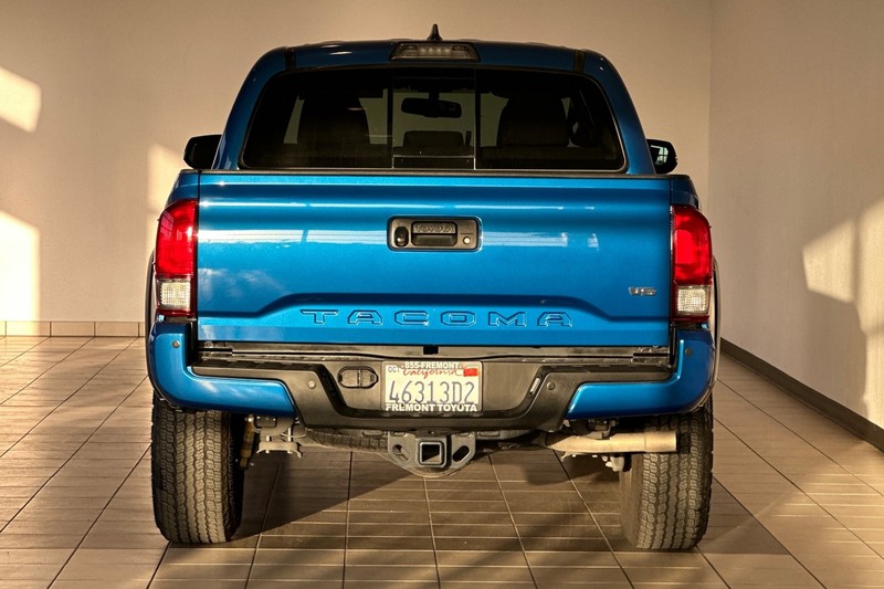 Toyota Tacoma Vehicle Full-screen Gallery Image 05