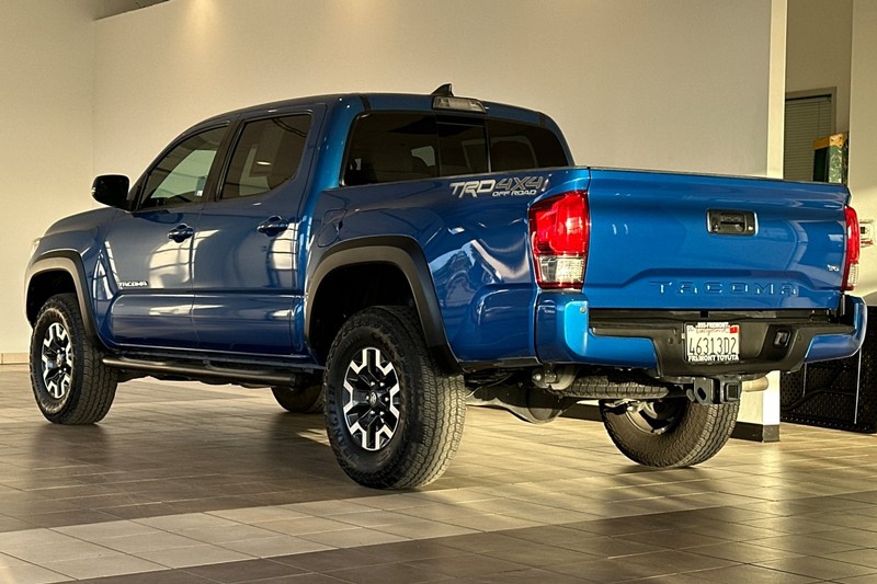 Toyota Tacoma Vehicle Full-screen Gallery Image 06