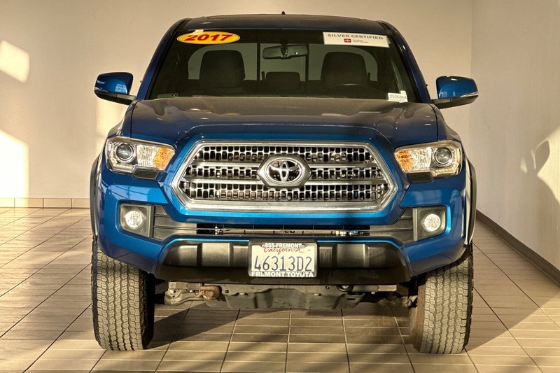 Toyota Tacoma Vehicle Full-screen Gallery Image 09