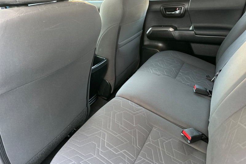 Toyota Tacoma Vehicle Full-screen Gallery Image 12