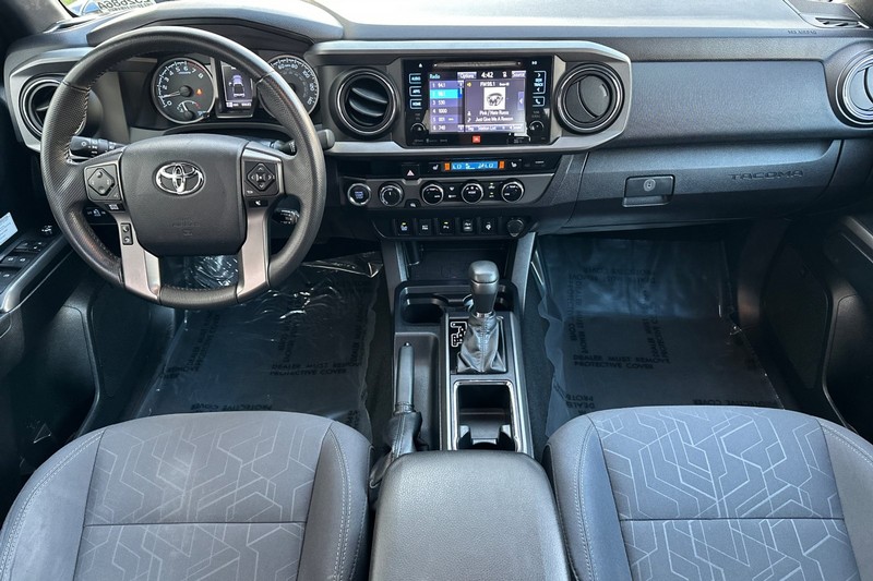 Toyota Tacoma Vehicle Full-screen Gallery Image 13