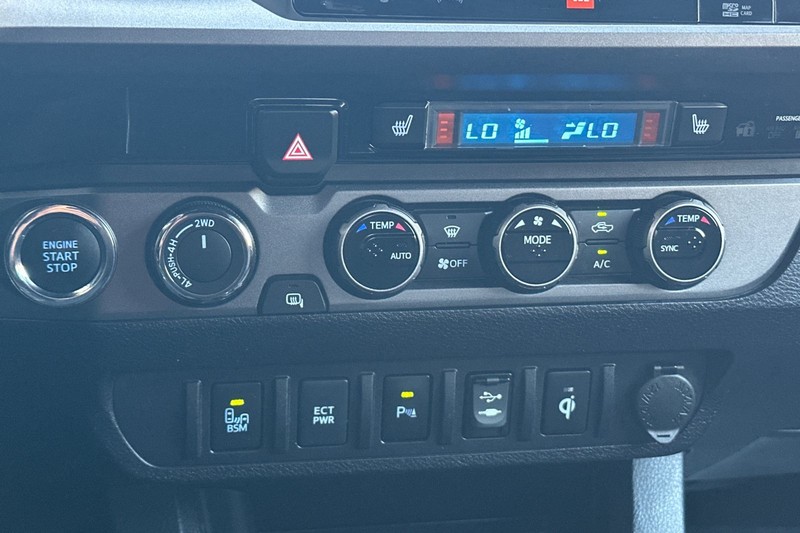 Toyota Tacoma Vehicle Full-screen Gallery Image 19