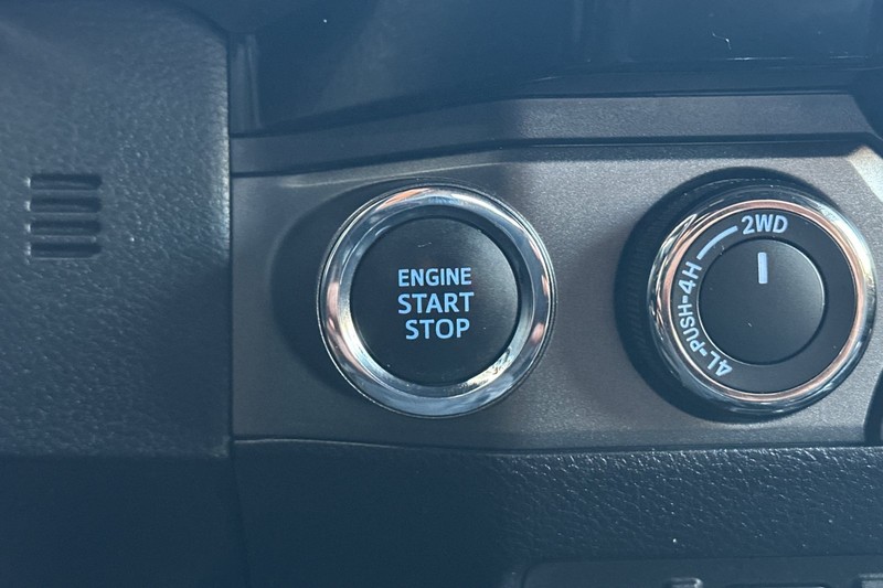 Toyota Tacoma Vehicle Full-screen Gallery Image 21