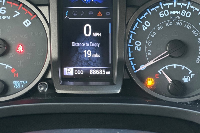 Toyota Tacoma Vehicle Full-screen Gallery Image 24