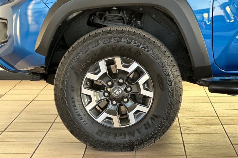 Toyota Tacoma Vehicle Full-screen Gallery Image 25