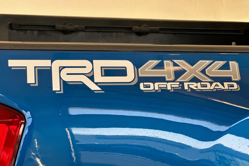 Toyota Tacoma Vehicle Full-screen Gallery Image 26