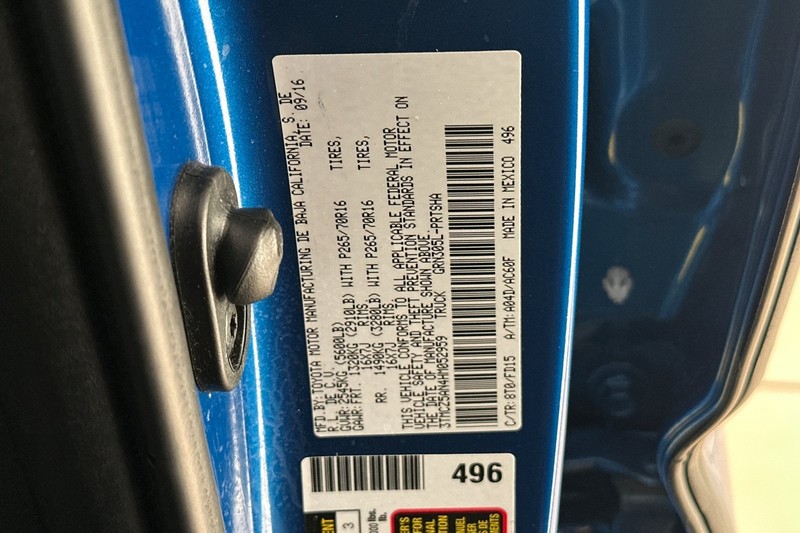 Toyota Tacoma Vehicle Full-screen Gallery Image 28