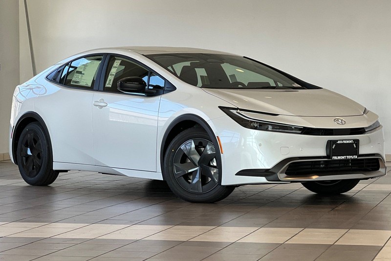 Toyota Prius Plug-In Hybrid Vehicle Full-screen Gallery Image 02