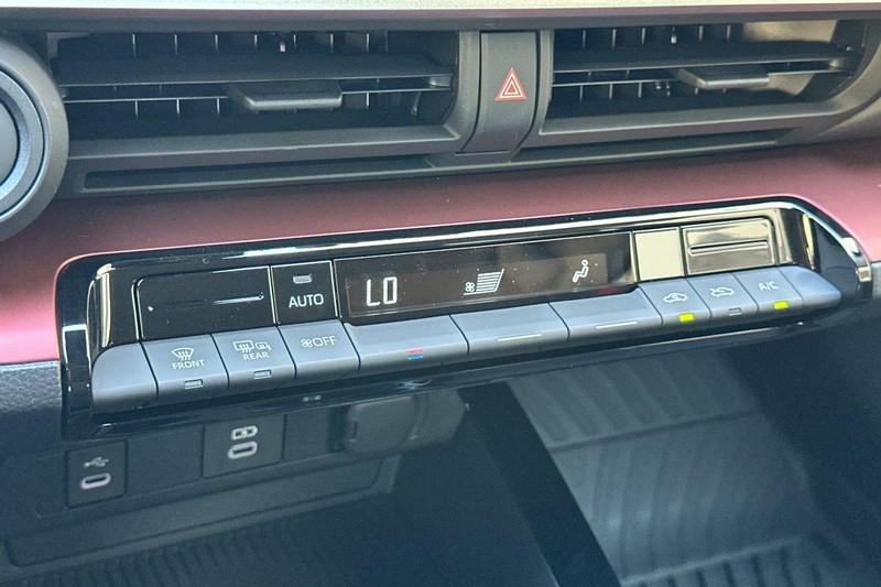 Toyota Prius Plug-In Hybrid Vehicle Full-screen Gallery Image 17