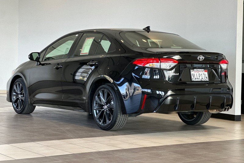 Toyota Corolla Vehicle Full-screen Gallery Image 06