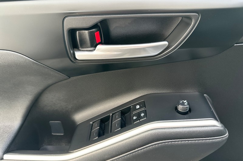 Toyota Highlander Vehicle Full-screen Gallery Image 11