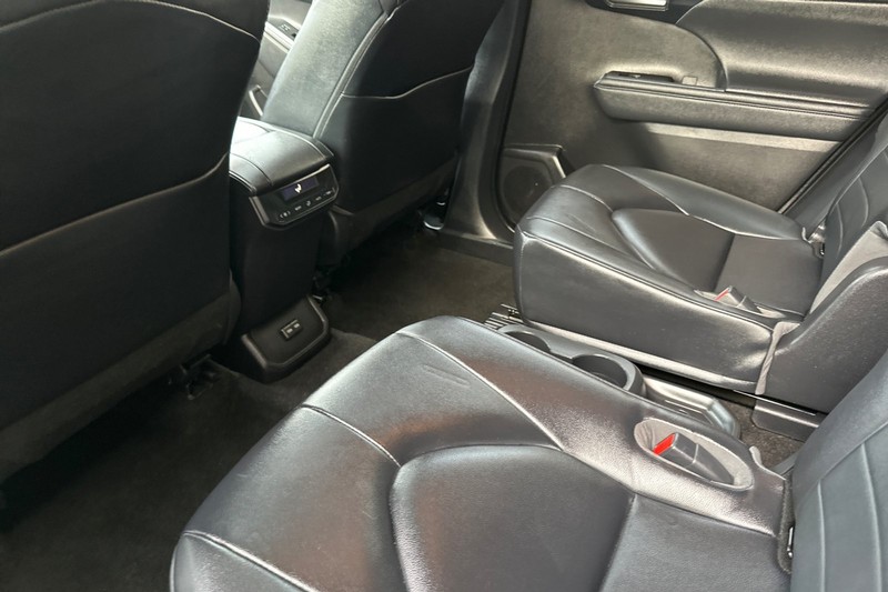 Toyota Highlander Vehicle Full-screen Gallery Image 12