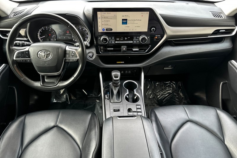 Toyota Highlander Vehicle Full-screen Gallery Image 13