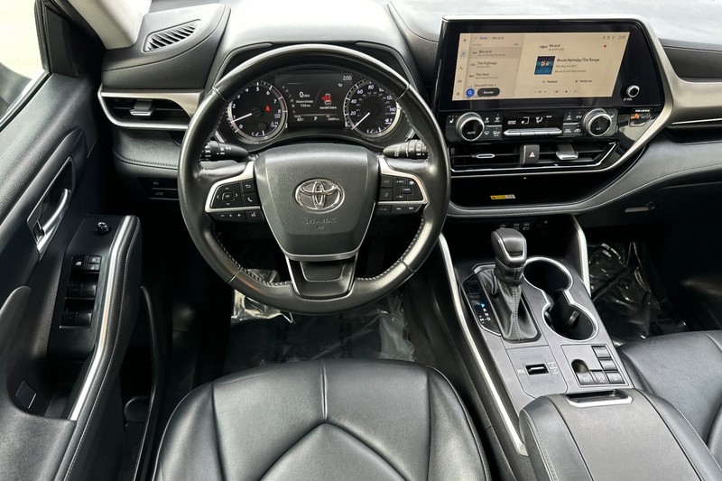 Toyota Highlander Vehicle Full-screen Gallery Image 14