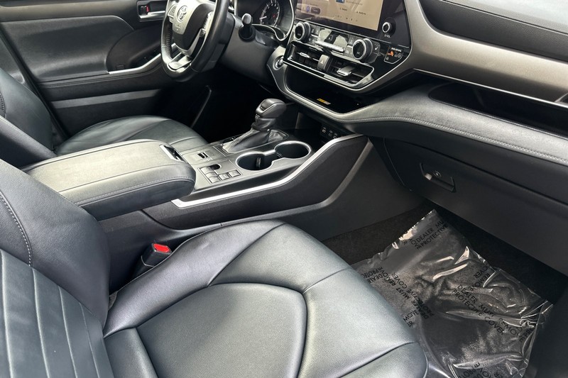 Toyota Highlander Vehicle Full-screen Gallery Image 17