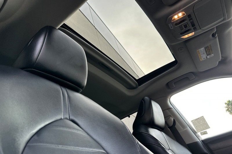 Toyota Highlander Vehicle Full-screen Gallery Image 18