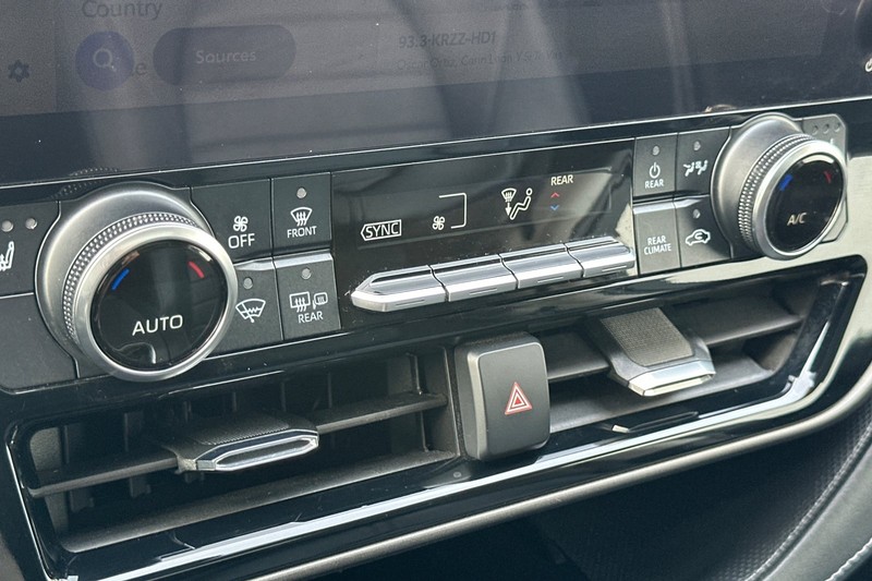 Toyota Highlander Vehicle Full-screen Gallery Image 21