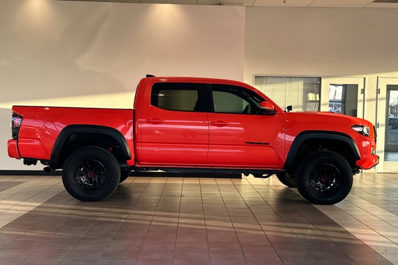 Toyota Tacoma 4WD Vehicle Full-screen Gallery Image 03