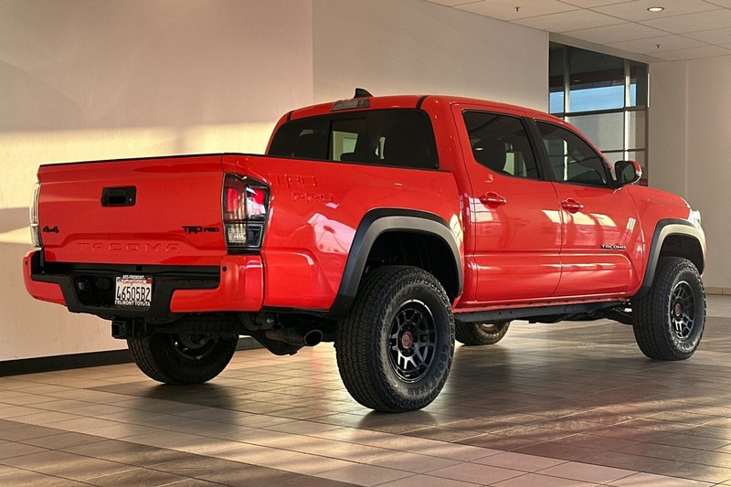 Toyota Tacoma 4WD Vehicle Full-screen Gallery Image 04