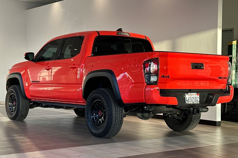 Toyota Tacoma 4WD Vehicle Full-screen Gallery Image 06