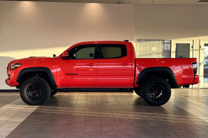 Toyota Tacoma 4WD Vehicle Full-screen Gallery Image 07