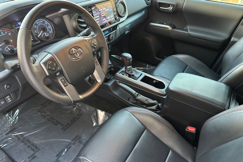 Toyota Tacoma 4WD Vehicle Full-screen Gallery Image 10