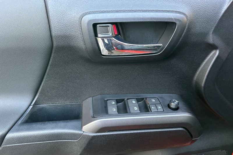 Toyota Tacoma 4WD Vehicle Full-screen Gallery Image 11