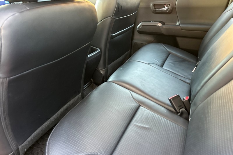 Toyota Tacoma 4WD Vehicle Full-screen Gallery Image 12