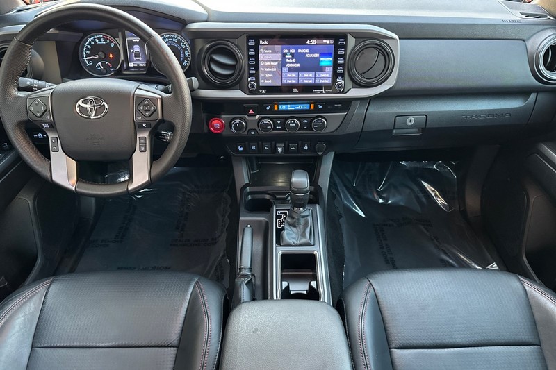 Toyota Tacoma 4WD Vehicle Full-screen Gallery Image 13