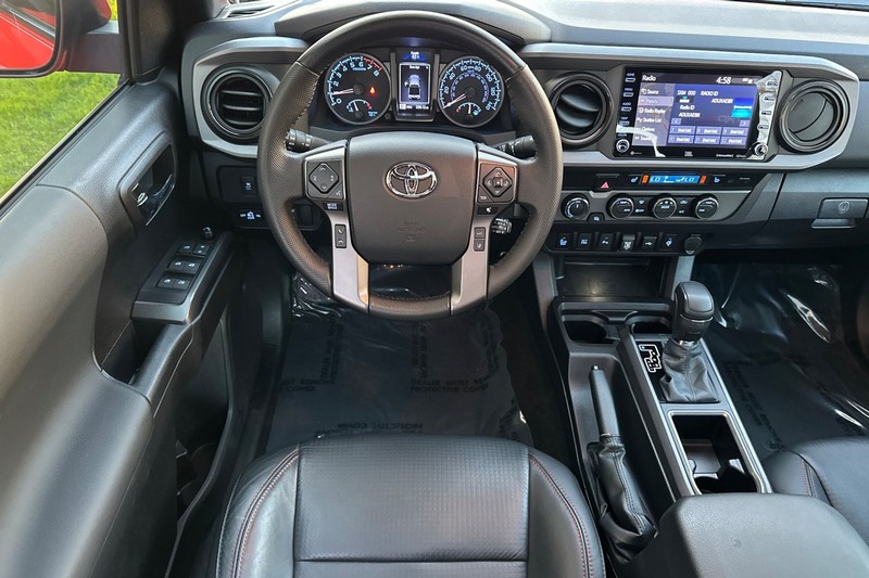 Toyota Tacoma 4WD Vehicle Full-screen Gallery Image 14