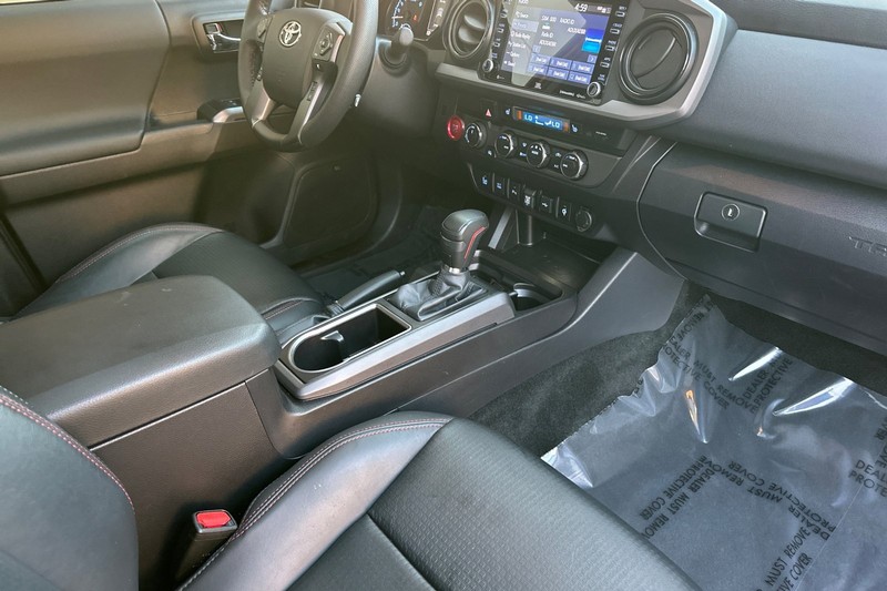 Toyota Tacoma 4WD Vehicle Full-screen Gallery Image 15