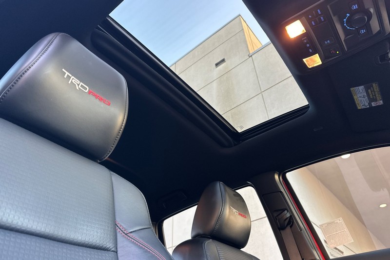 Toyota Tacoma 4WD Vehicle Full-screen Gallery Image 16