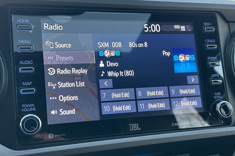 Toyota Tacoma 4WD Vehicle Full-screen Gallery Image 17