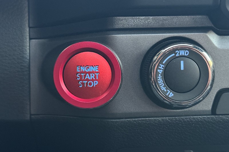 Toyota Tacoma 4WD Vehicle Full-screen Gallery Image 22