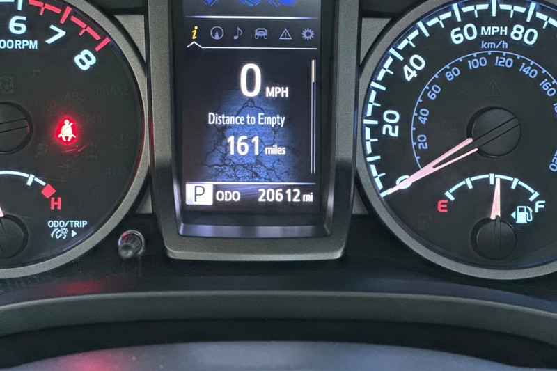 Toyota Tacoma 4WD Vehicle Full-screen Gallery Image 25