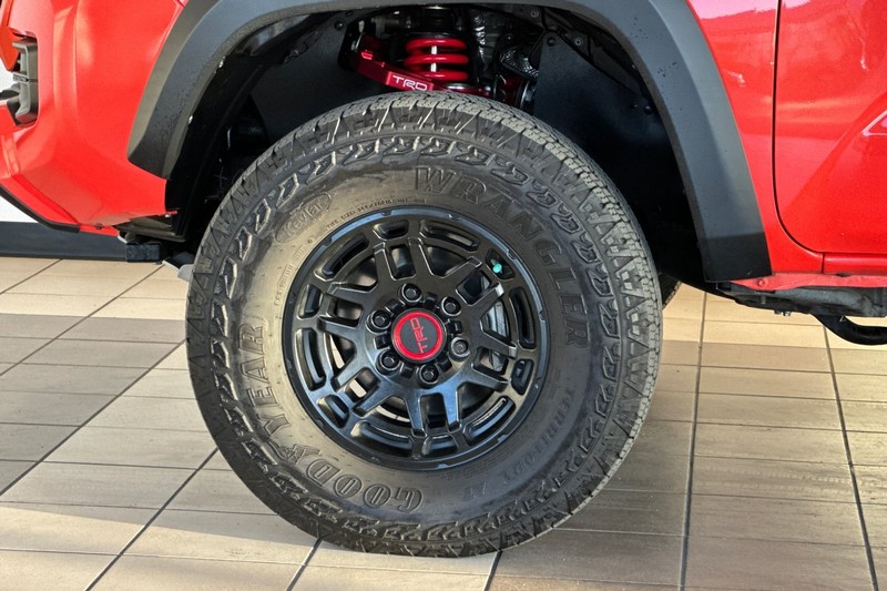 Toyota Tacoma 4WD Vehicle Full-screen Gallery Image 26