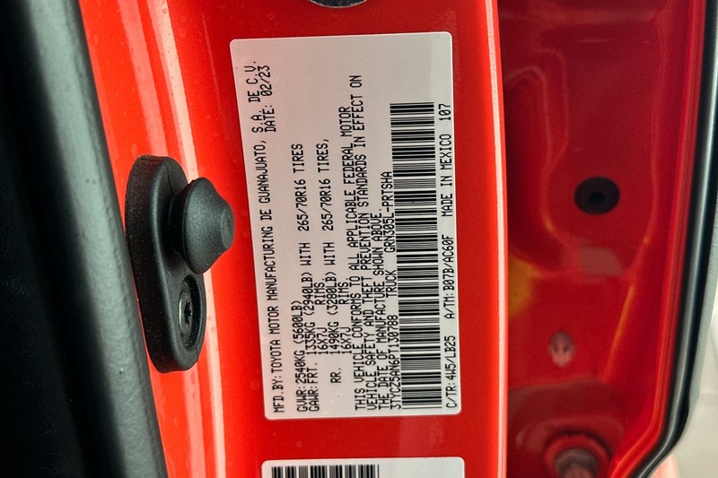 Toyota Tacoma 4WD Vehicle Full-screen Gallery Image 29