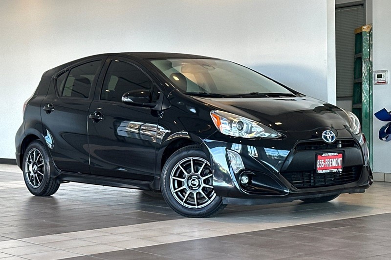 Toyota Prius c Vehicle Full-screen Gallery Image 02