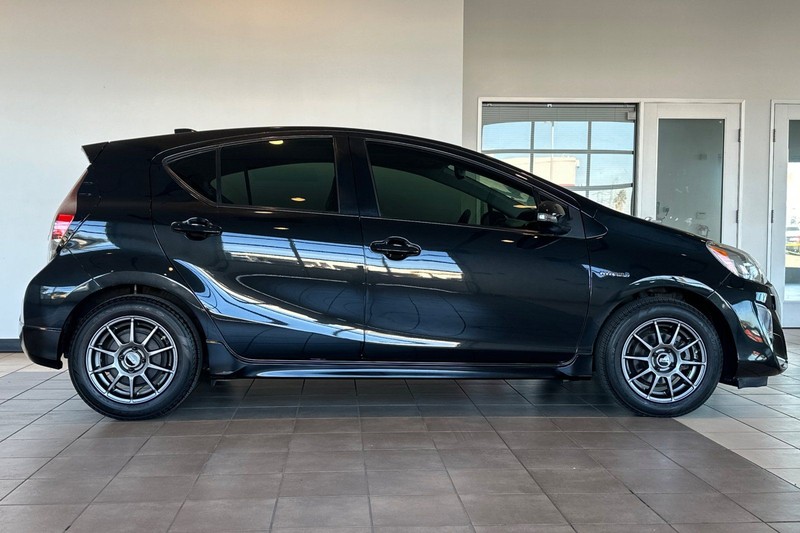 Toyota Prius c Vehicle Full-screen Gallery Image 03