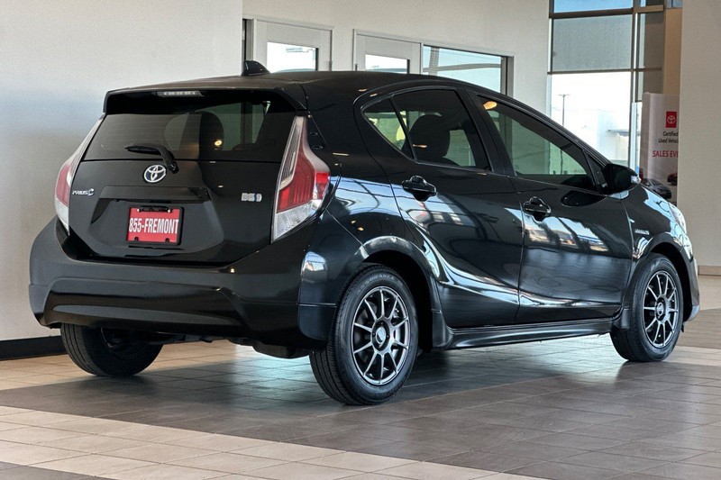 Toyota Prius c Vehicle Full-screen Gallery Image 04