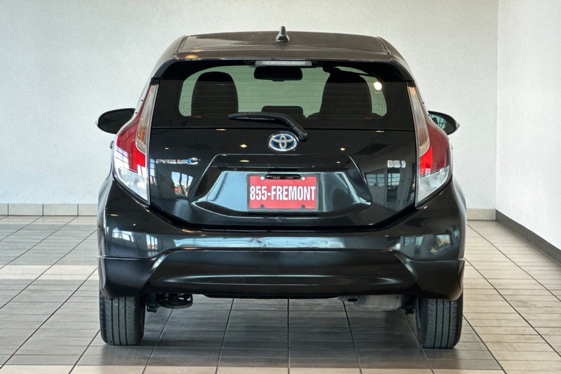 Toyota Prius c Vehicle Full-screen Gallery Image 05