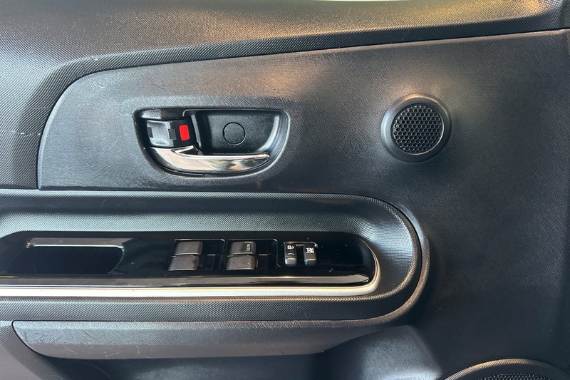 Toyota Prius c Vehicle Full-screen Gallery Image 11