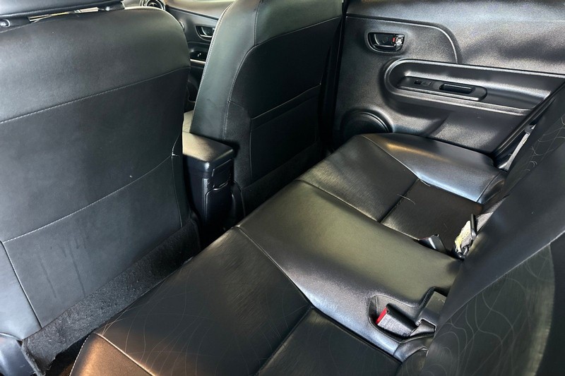 Toyota Prius c Vehicle Full-screen Gallery Image 12