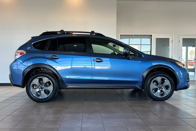 Subaru XV Crosstrek Hybrid Vehicle Full-screen Gallery Image 03