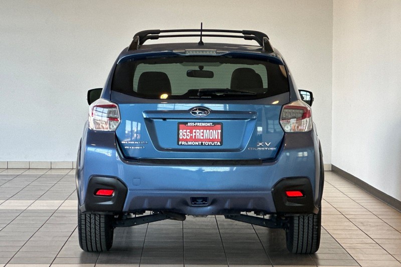 Subaru XV Crosstrek Hybrid Vehicle Full-screen Gallery Image 05