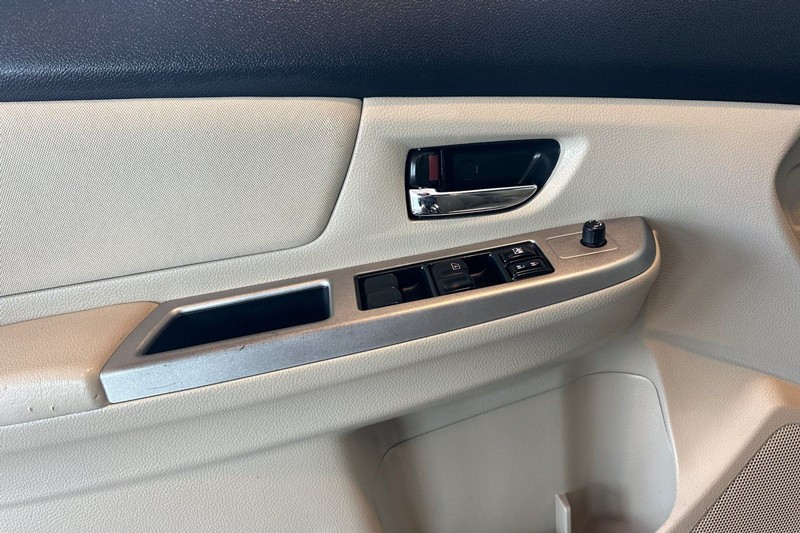 Subaru XV Crosstrek Hybrid Vehicle Full-screen Gallery Image 11