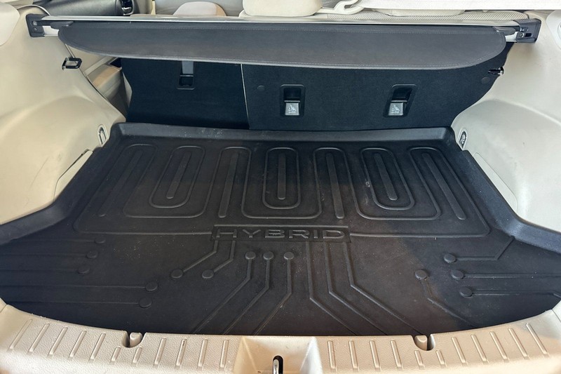 Subaru XV Crosstrek Hybrid Vehicle Full-screen Gallery Image 15