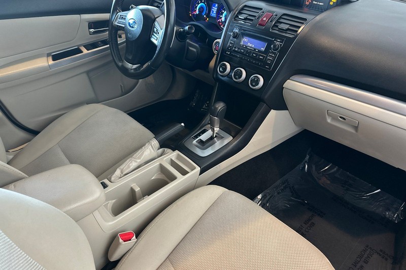 Subaru XV Crosstrek Hybrid Vehicle Full-screen Gallery Image 16