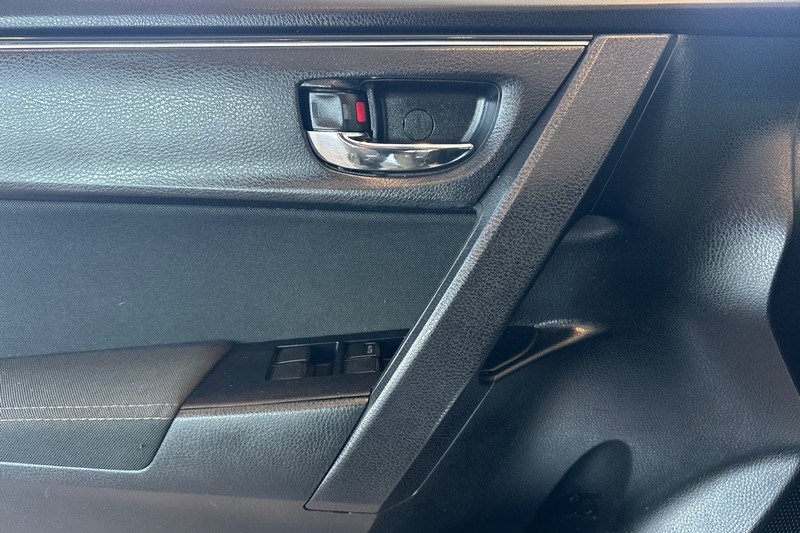 Toyota Corolla Vehicle Full-screen Gallery Image 11